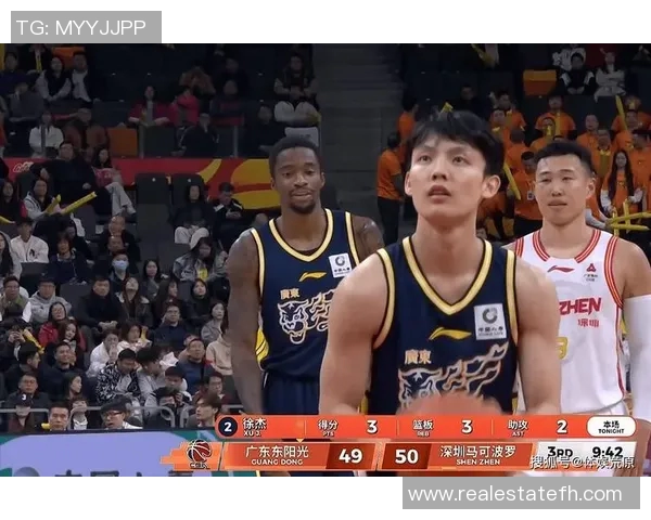 贺希宁三分球绝杀瞬间引爆全场激情助力球队逆转胜利