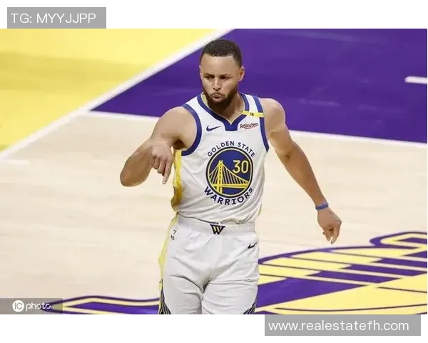 湖人队对阵勇士队：汤普森三分球连中刷新记录，状态回暖惊艳全场